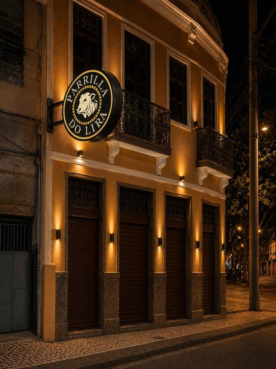 Fachada da Parrilla do Lira iluminada à noite
